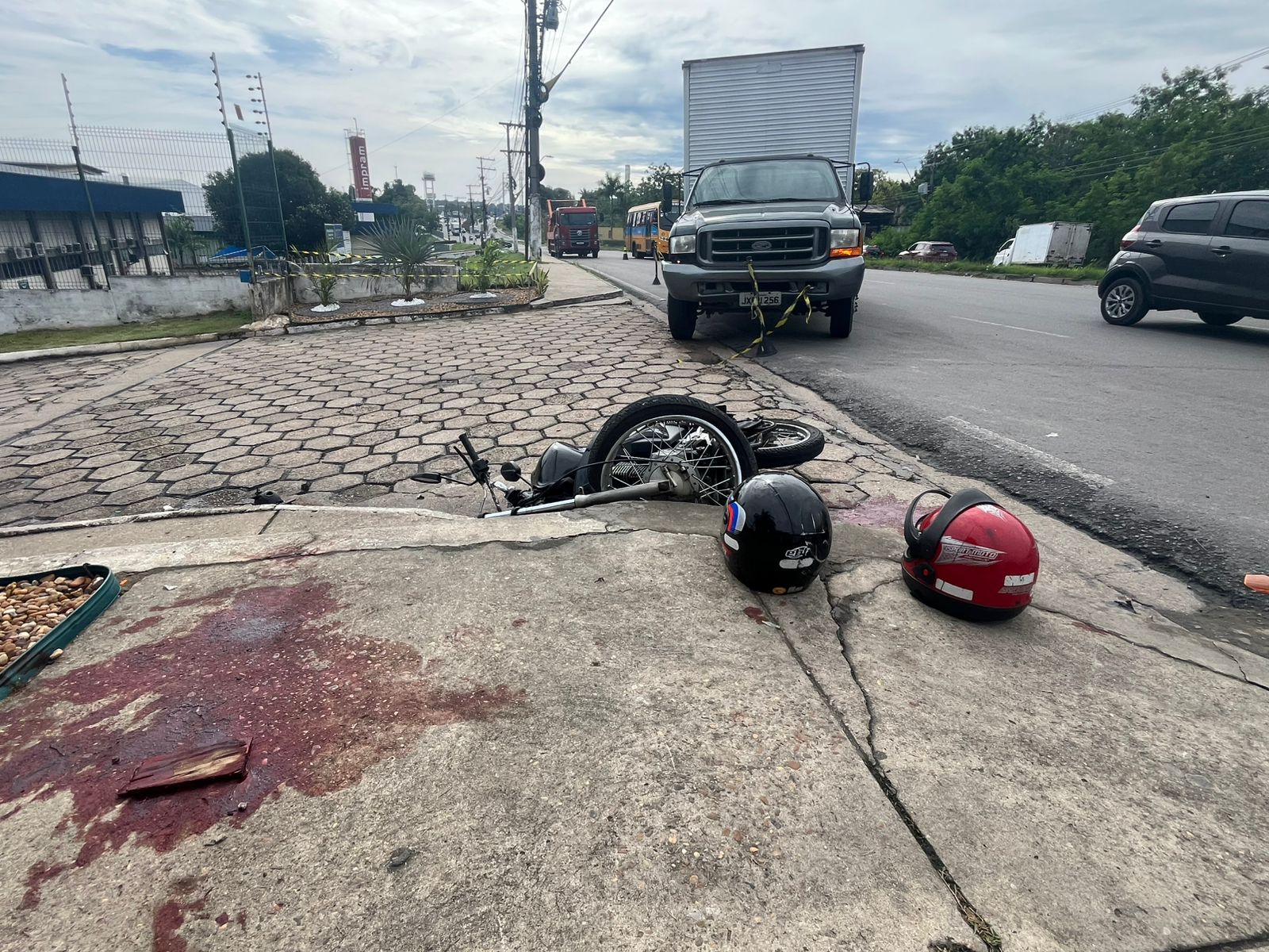 Homem tem parte da panturrilha arrancada por caminhão em acidente no Distrito Industrial
