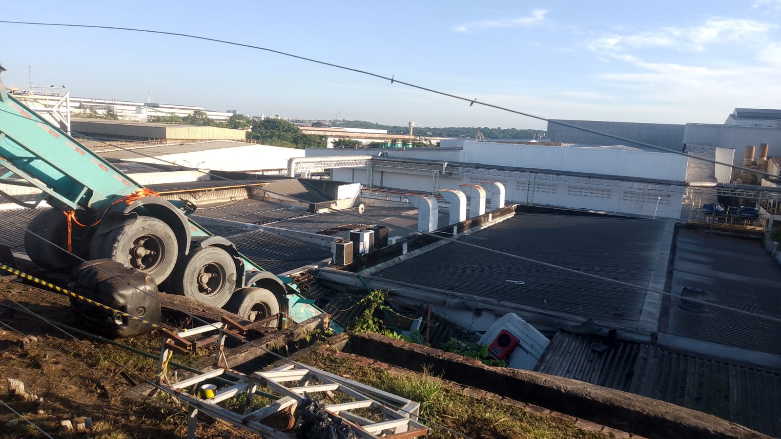 Caminhão mata homem atropelado e despenca sobre telhado da Honda no Distrito Industrial