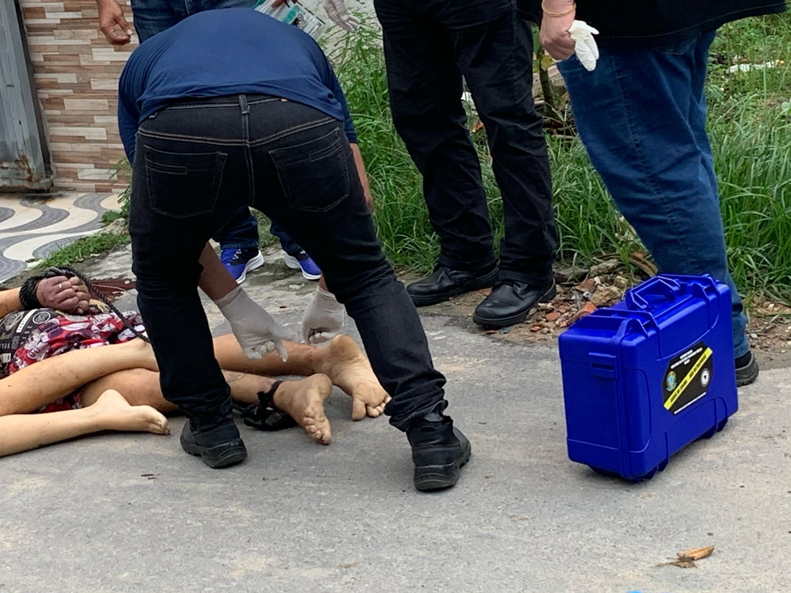 Casal é executado em rua e polícia investiga ligação com morte de jogador em Manaus