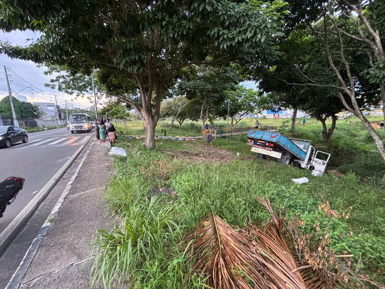 Caminhão desgovernado atinge pedestre na Avenida das Torres