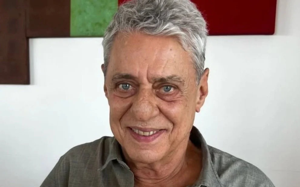 Chico Buarque tem alta após cirurgia no crânio