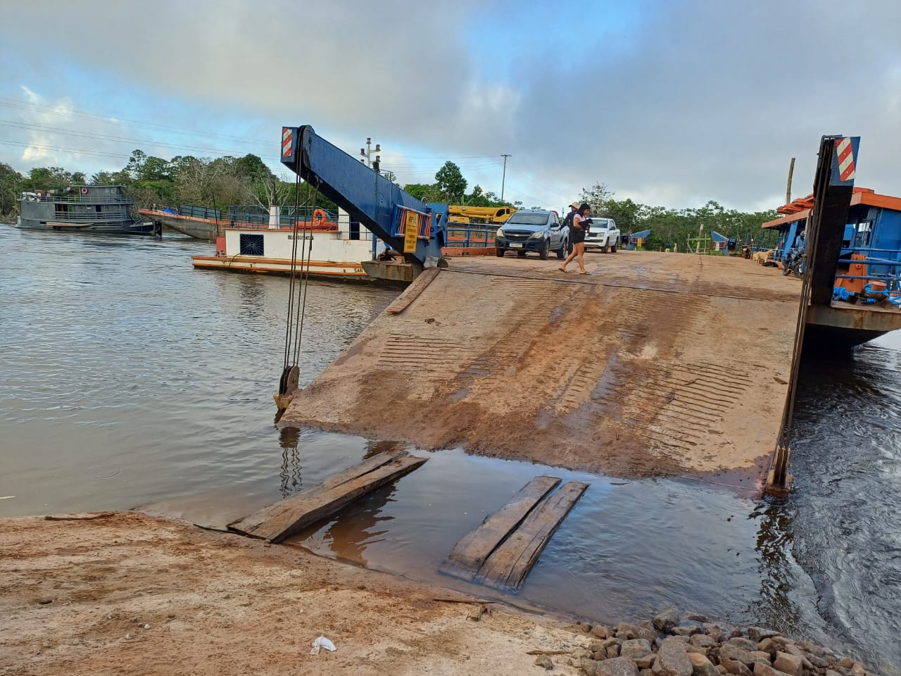 Reparo em aterro de ponte cede e travessia é interditada outra vez na BR-319