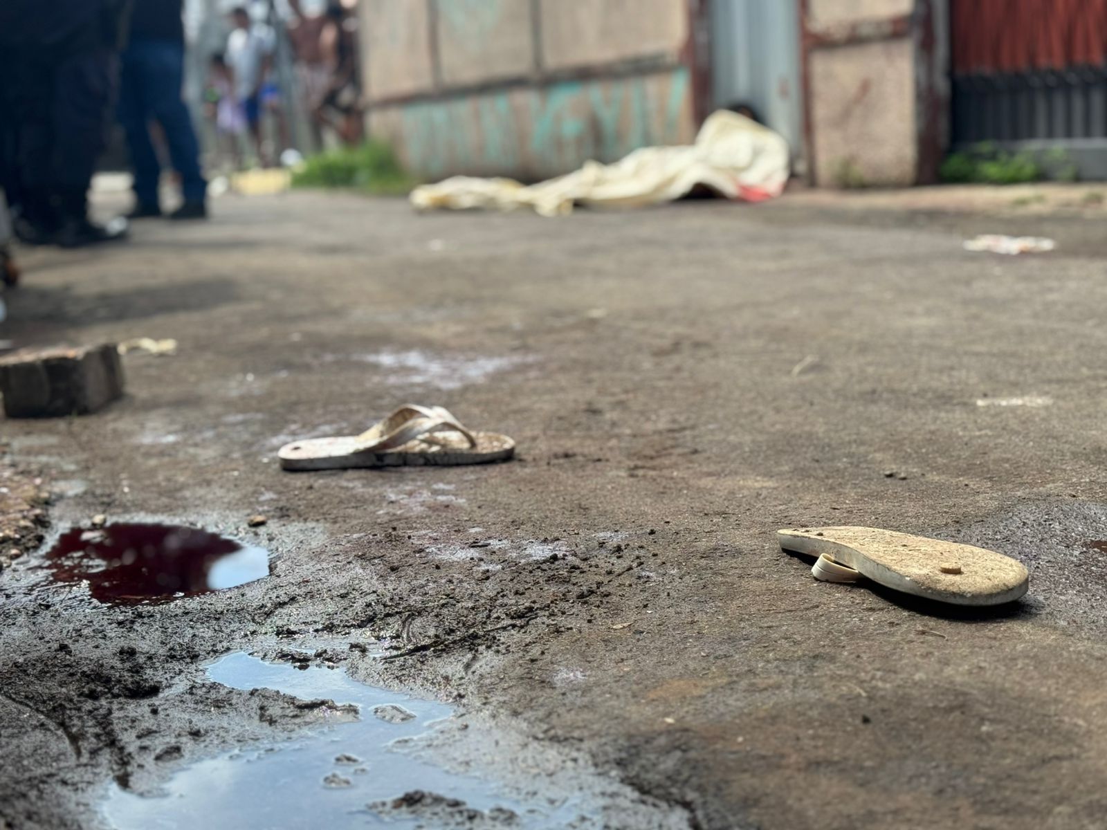 Homem agride mãe e é morto a facadas por irmão no Japiim