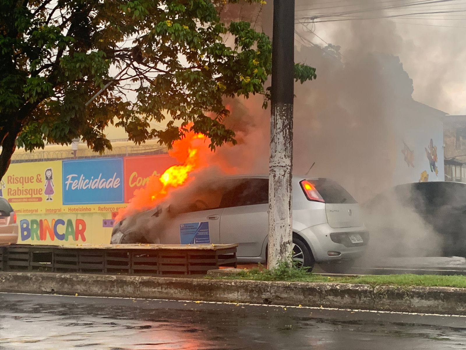 Carro pega fogo em avenida no São Jorge e deixa trânsito caótico