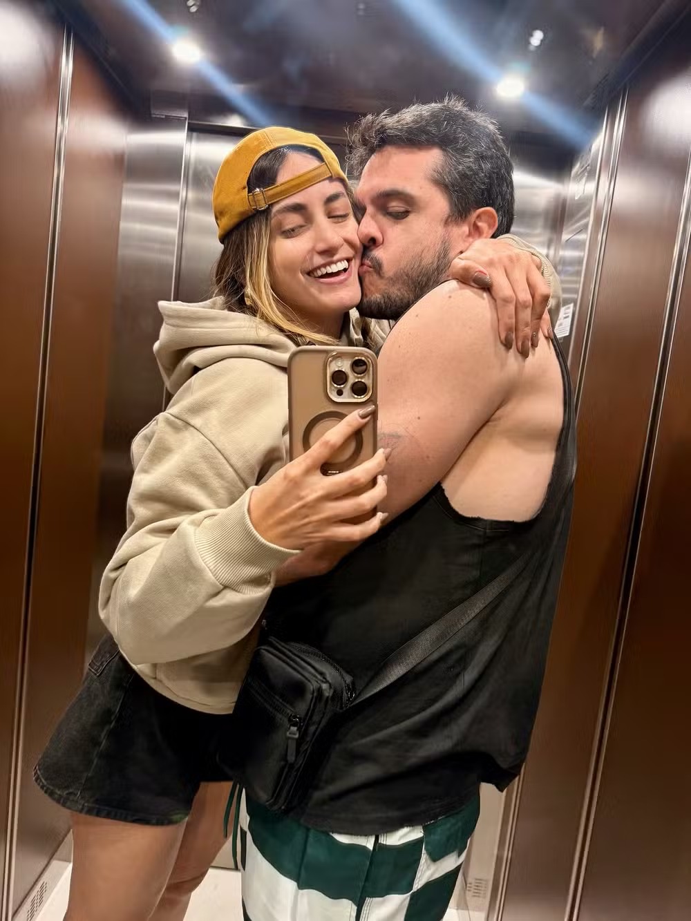 Mari Palma assume namoro com humorista