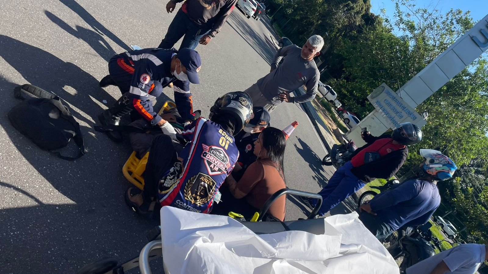 Universitária é atropelada ao atravessar sinal verde para veículos na Av. Rodrigo Otávio