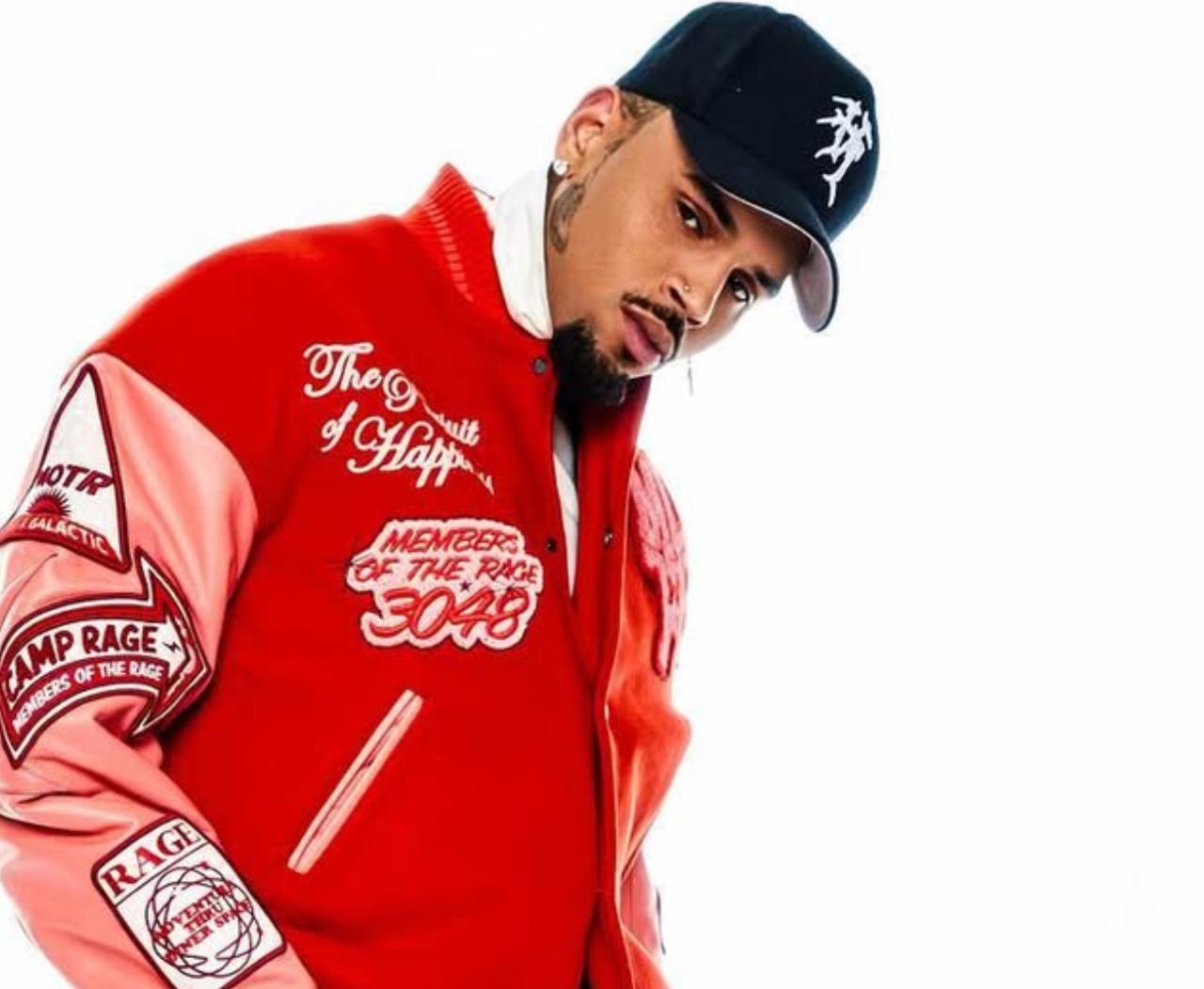 No tribunal, Chris Brown se declara inocente em caso de agressão contra produtor