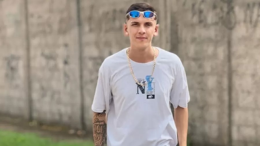 Influenciador morre ao cair de garupa de motocicleta e ser atropelado por caminhão 