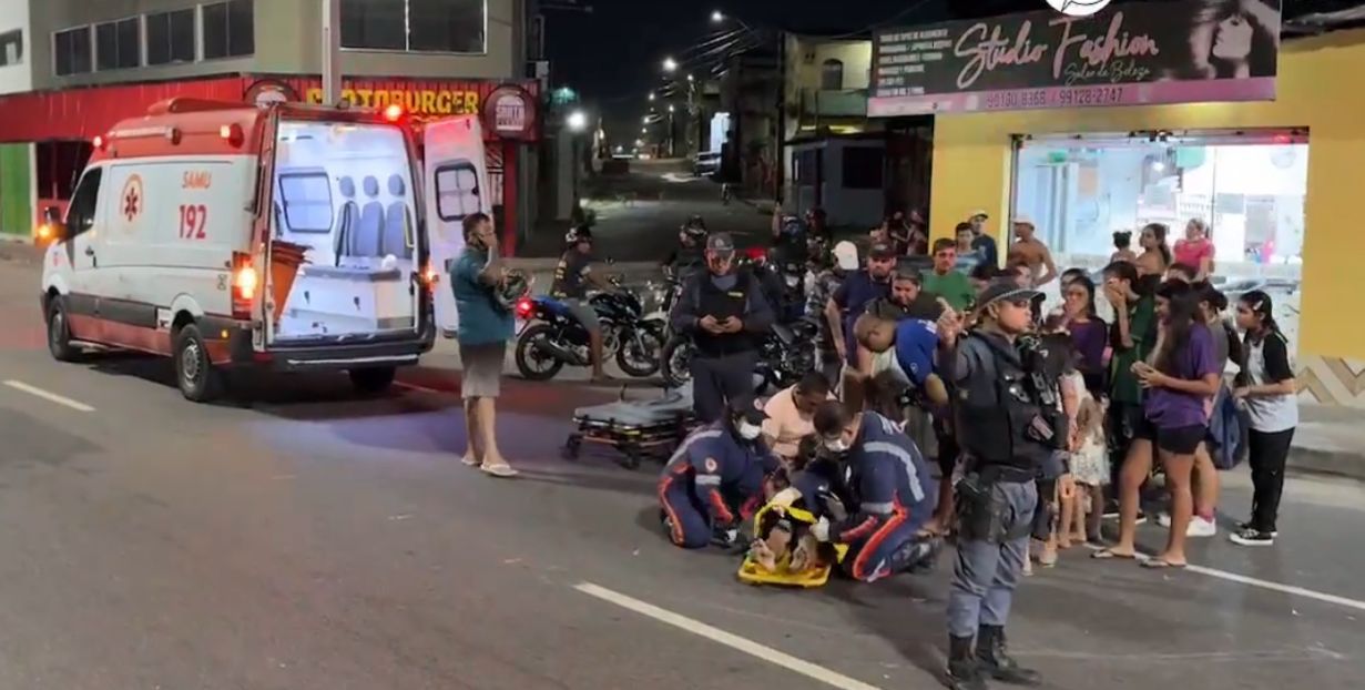 Motociclista foge após atropelar pedestre na Avenida Alphaville