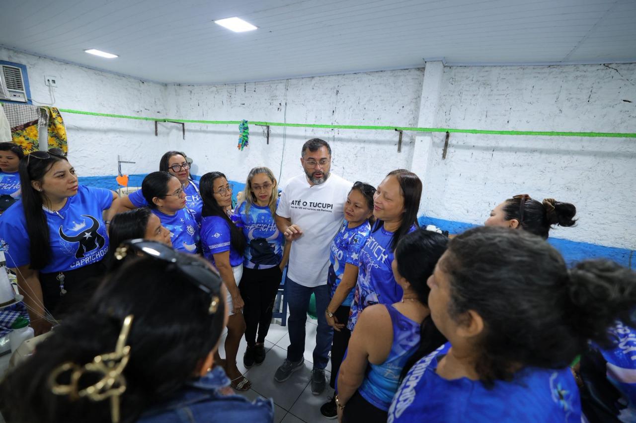 Governador do Amazonas visita bastidores do Festival e exalta costureiras, paikicés e kaçauerés