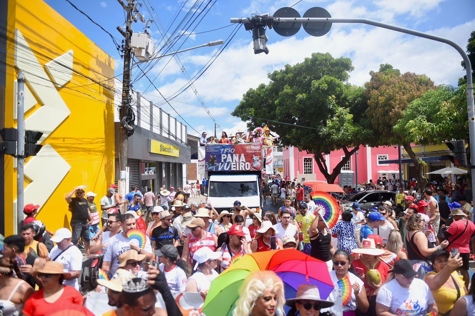 Circuito do Orgulho arrasta brincantes em celebração à diversidade em Parintins