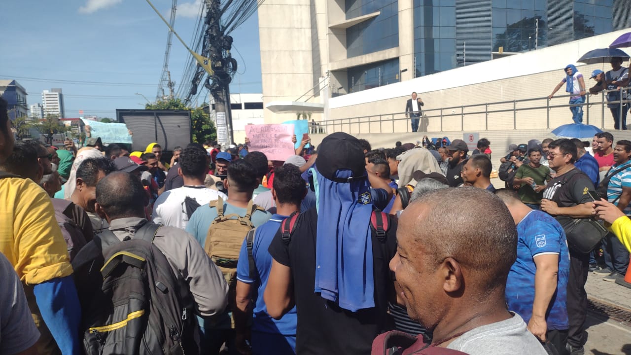 Trabalhadores da construção civil decretam greve e protestam contra empresas em Manaus