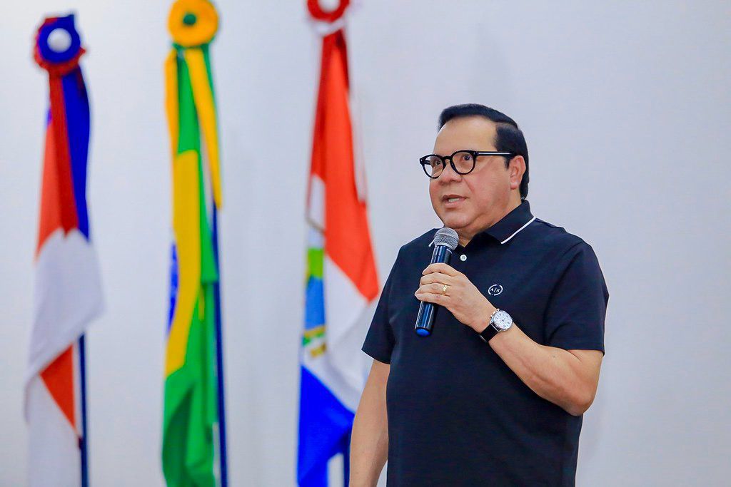 Adail Pinheiro antecipa 13º salário a servidores e concede reajuste a professores de Coari