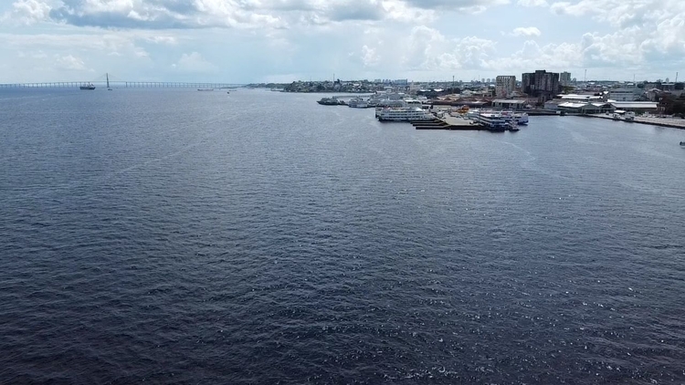 Rio Negro mantém nível elevado em meio à seca