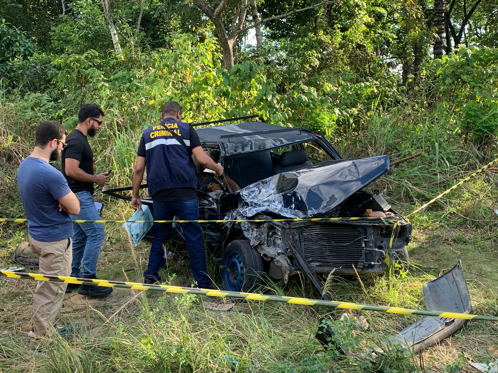 Mulher morre após carro bater de frente com carreta em Manaus 
