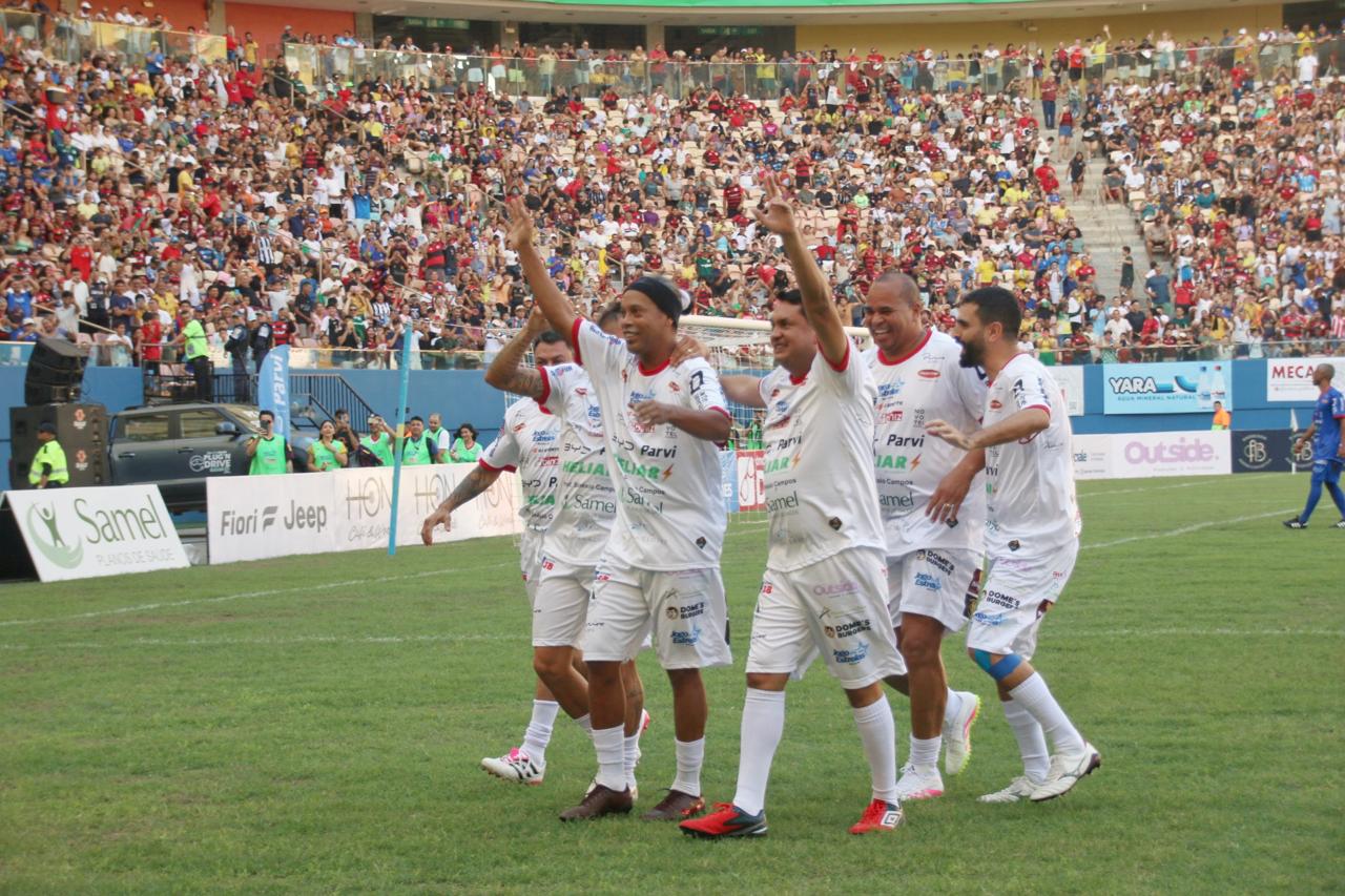 Jogo das Estrelas, de Ronaldinho Gaúcho, arrecada alimentos para instituição em Manaus