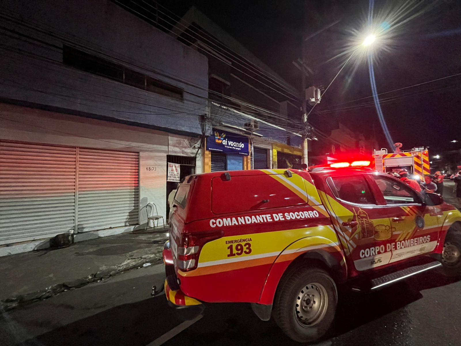 Famílias entram em desespero após imóvel pegar fogo no Centro de Manaus