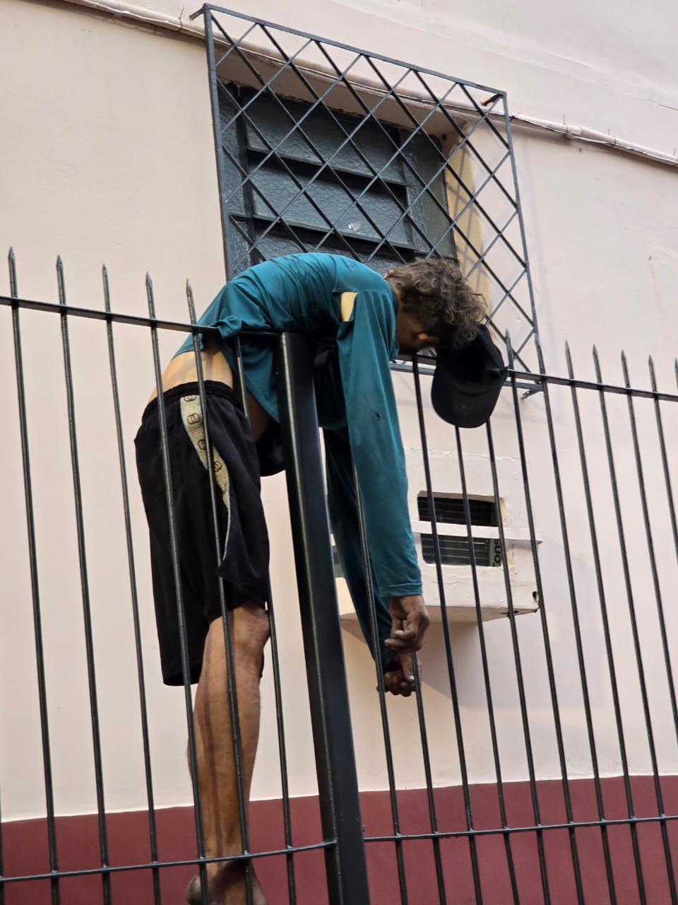 Homem morre cravado em grade ao tentar furtar Igreja dos Remédios