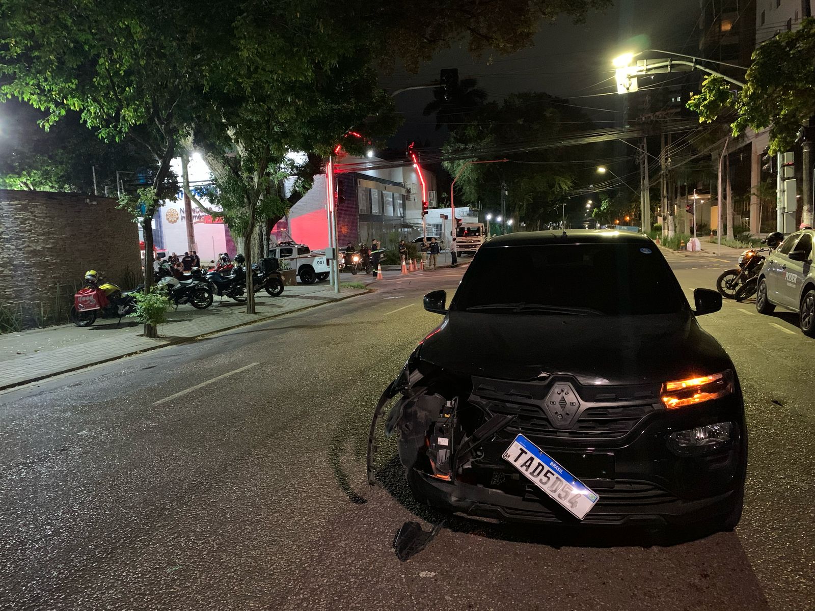 Entregador de lanche fica gravemente ferido após ser atingido por carro na Av. Mario Ypiranga