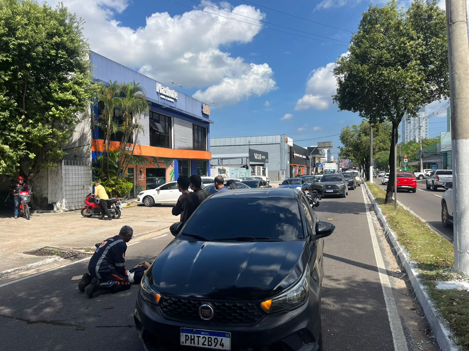 Mulher fica ferida em acidente entre carro e moto na Av. Darcy Vargas