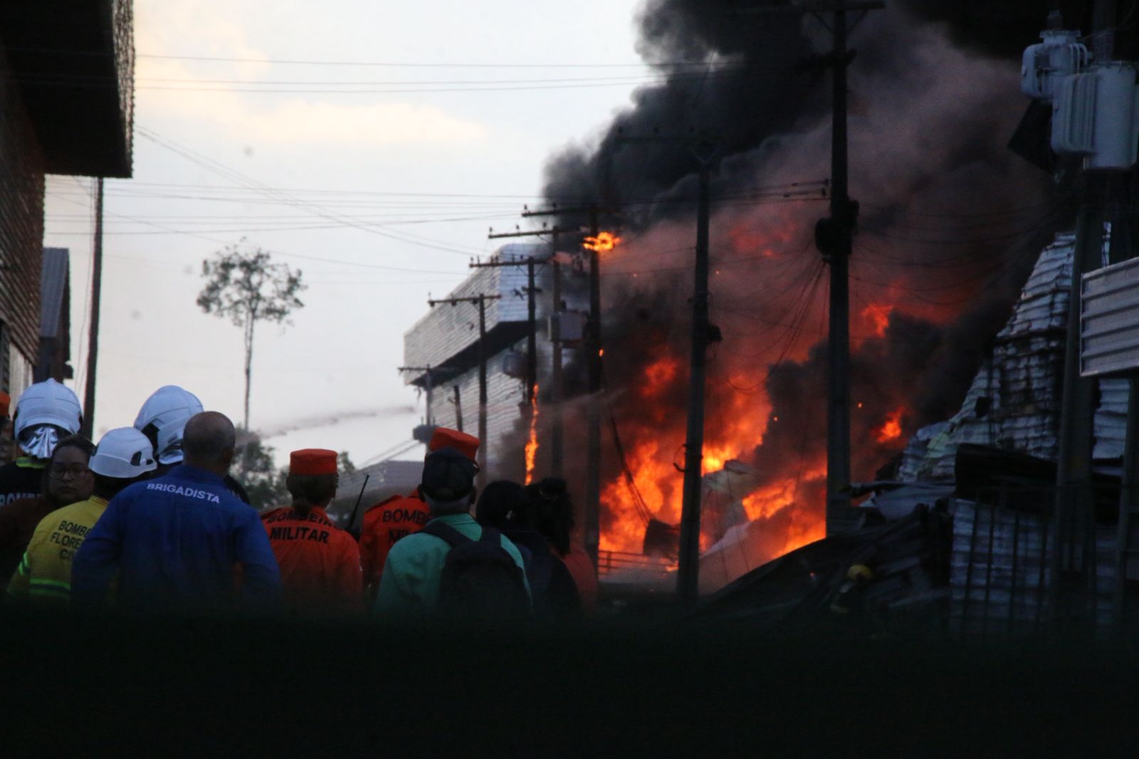 Incêndio em fábrica de Manaus completa seis horas; Defesa Civil pede ajuda
