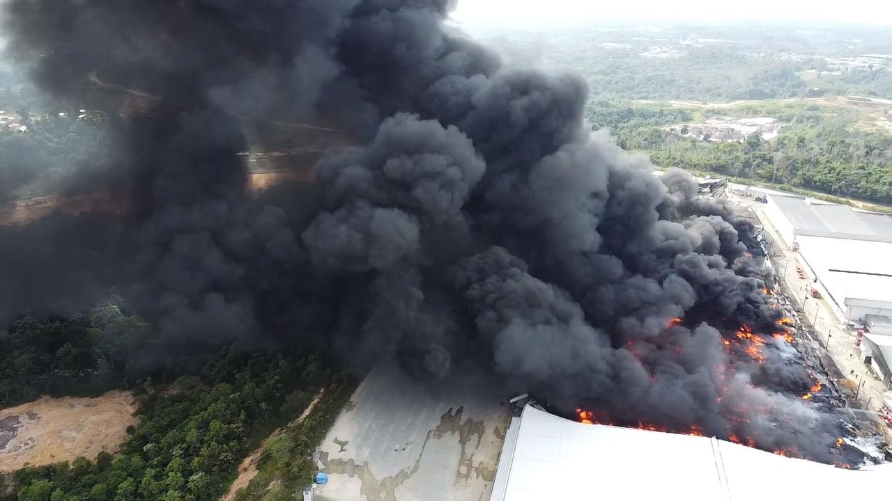 Incêndio em fábrica de Manaus deixa 3 feridos e é classificado como desastre ambiental