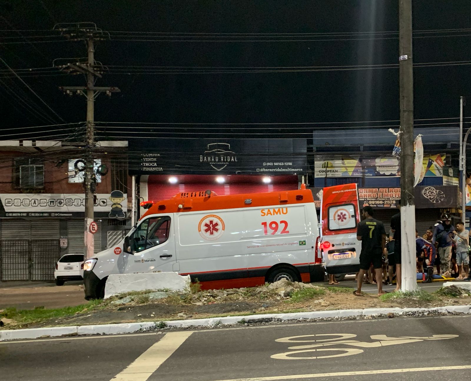 Passageira de moto fica ferida após ser derrubada por veículo na Av. Cosme Ferreira
