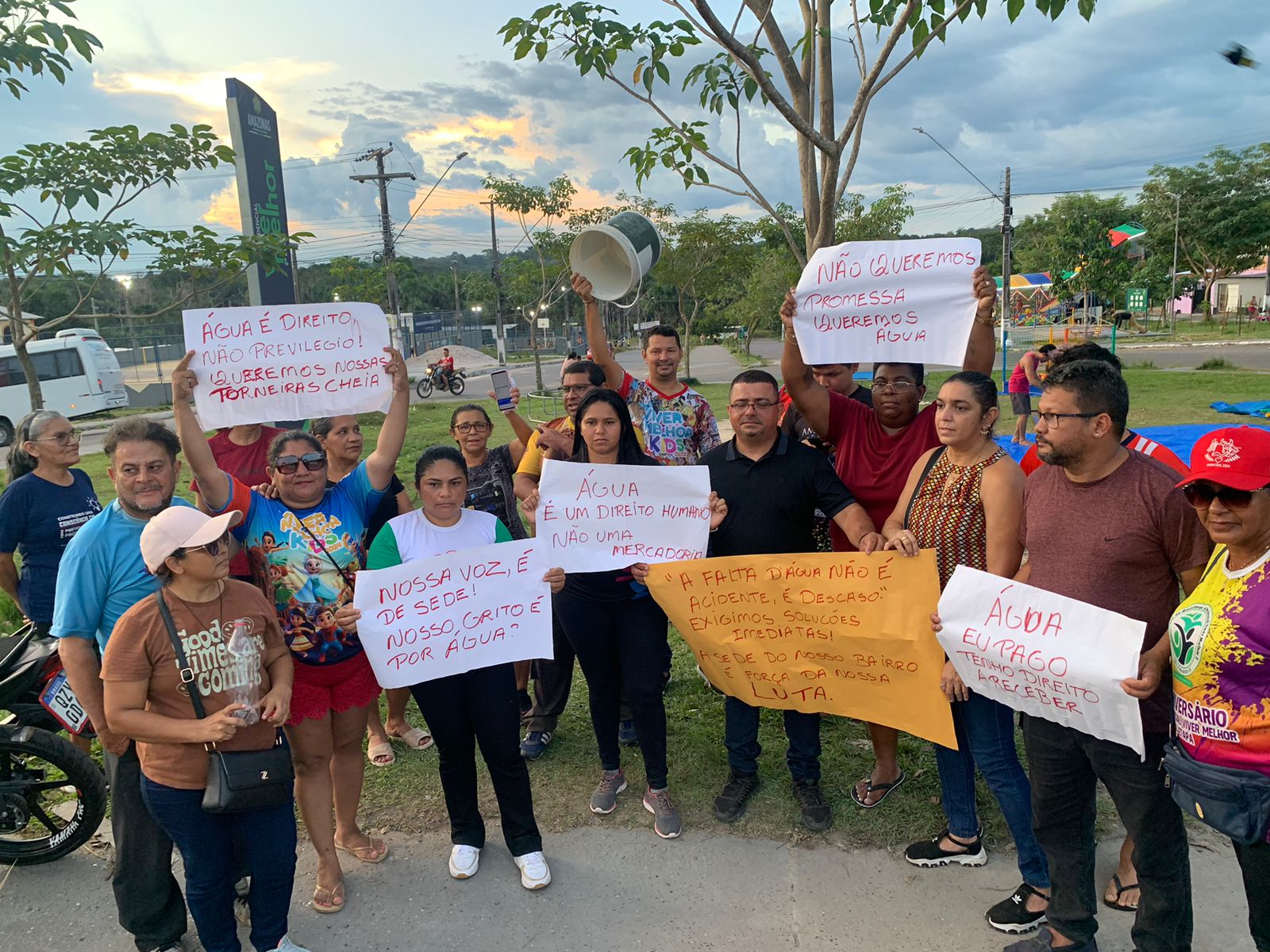 Moradores fazem manifestação contra Águas de Manaus por falta de água no Viver Melhor