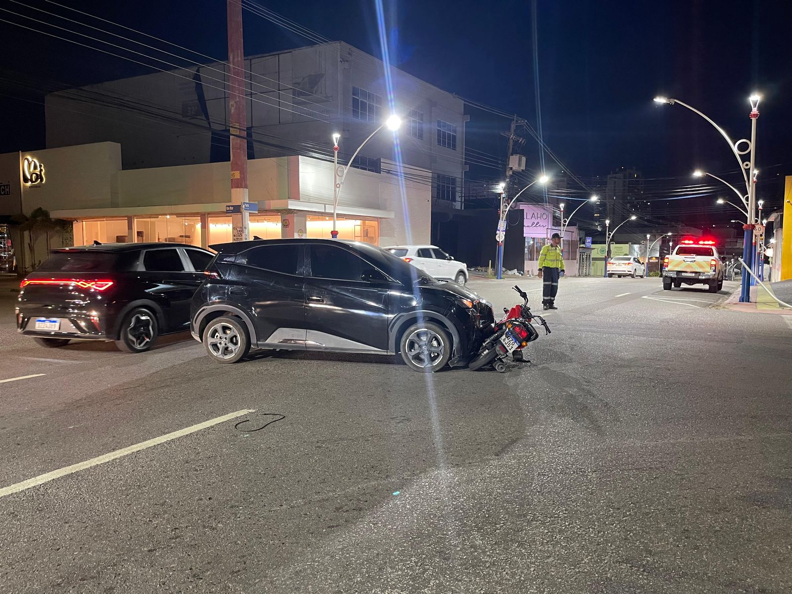 Motociclista fica em estado grave após acidente com carro em Manaus
