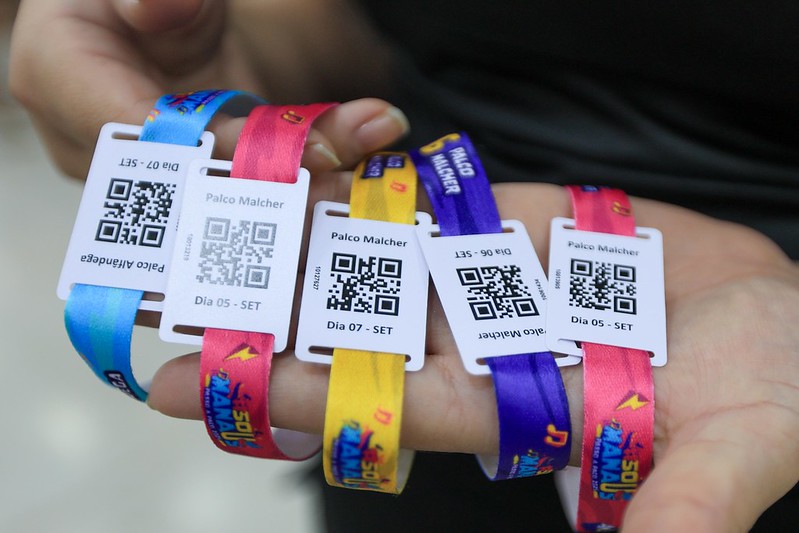 Justiça manda tirar do ar sites que anunciam venda de pulseiras para o Sou Manaus