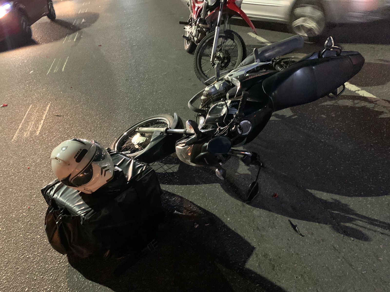Motociclista fica ferida em acidente na Avenida das Flores