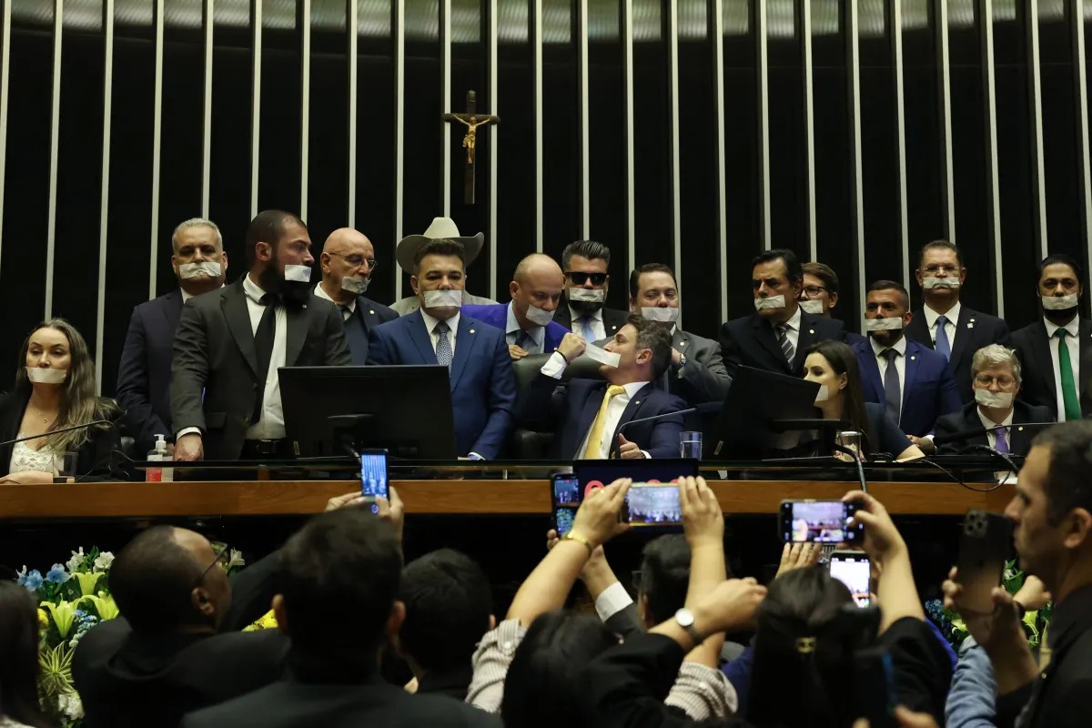 Câmara pede suspensão dos mandatos de três deputados por motim