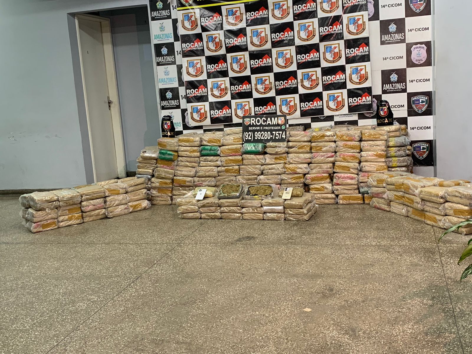 Traficantes correm ao verem polícia e abandonam carga de drogas no Mauazinho