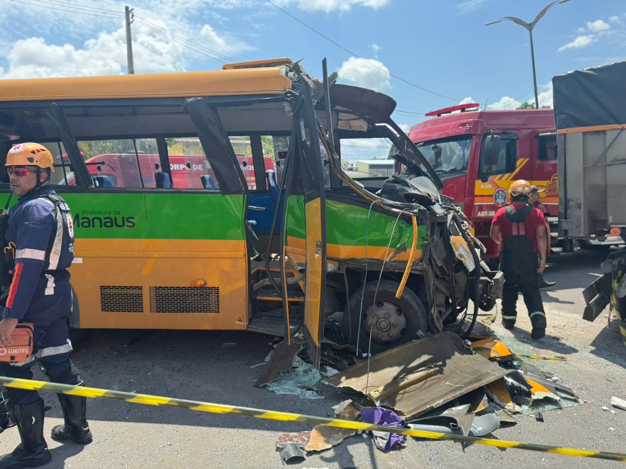 Motorista de Amarelinho fica preso às ferragens em acidente com caçamba no Nova Cidade 