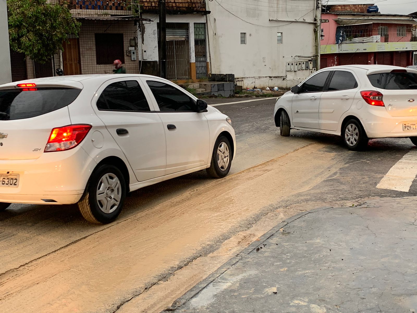 Chuva transforma em lamaçal rua do Japiim danificada por obras da Águas de Manaus