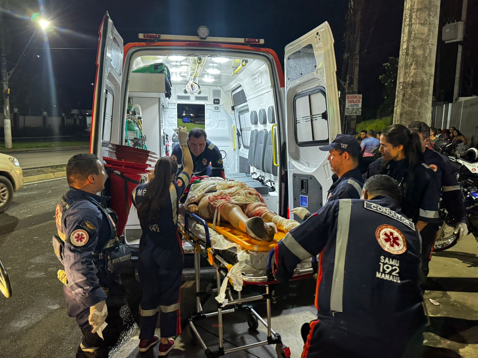 Mulher tem perna esmagada por ônibus após cair da garupa de moto em Manaus