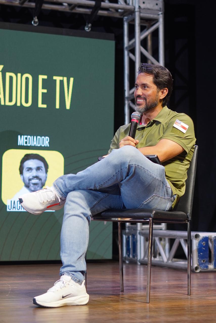 Jack Serafim media debate sobre cobertura política na rádio e TV durante Compol Amazonas 2025