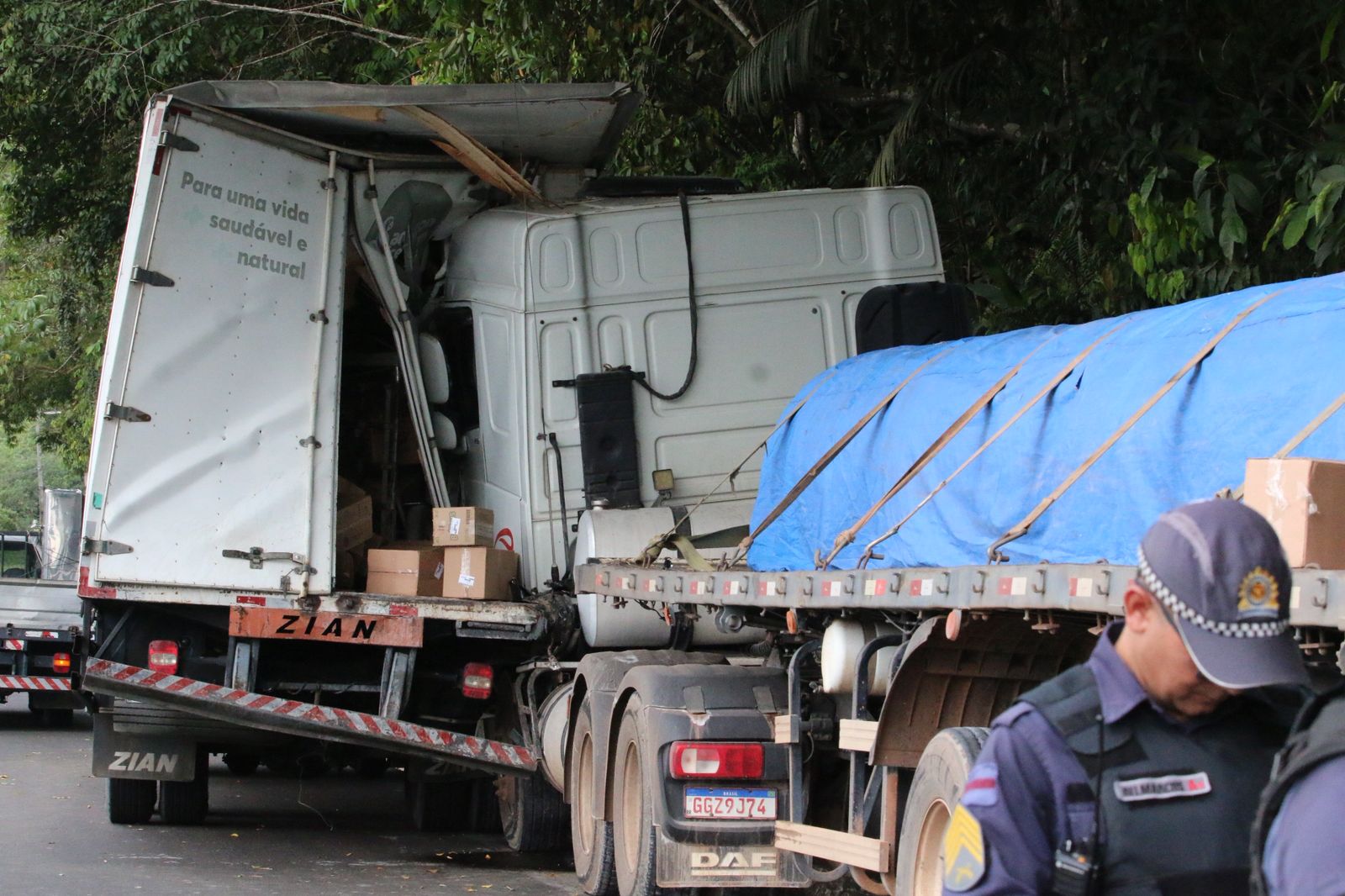 Carreta desgovernada atinge caminhão e picape na Av. do Turismo; dois ficaram feridos 