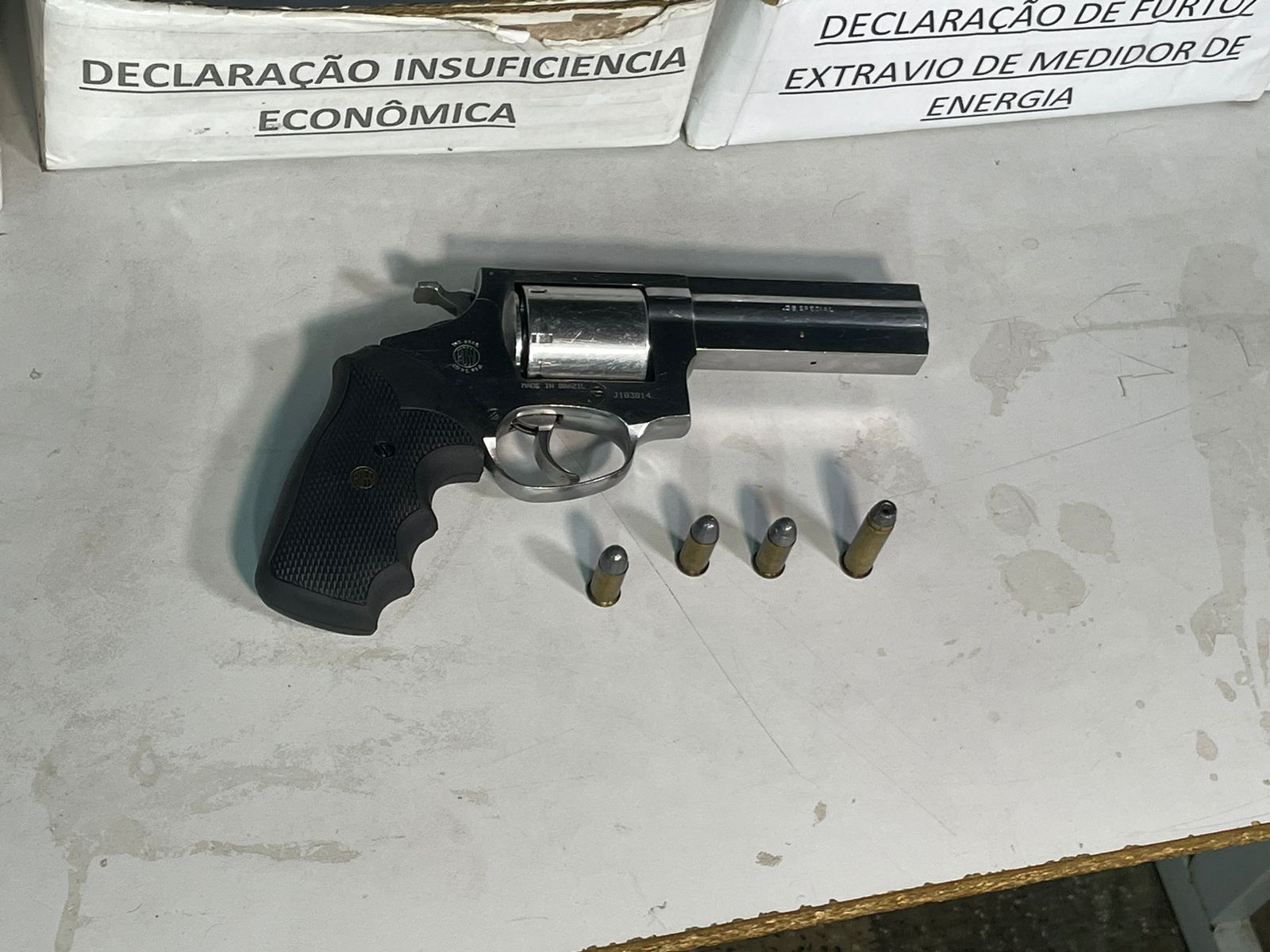 Homem foge para mata e abandona revólver após denúncia no Tancredo Neves