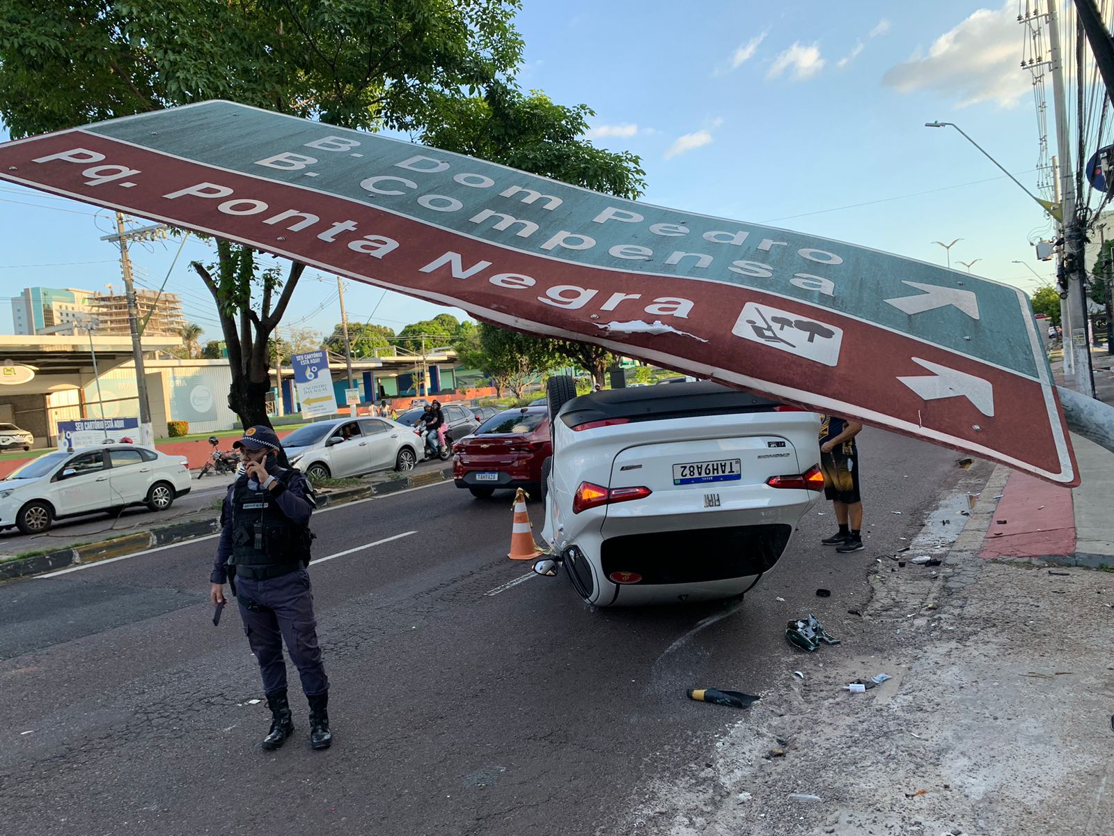 Criança e mais três pessoas ficam feridas após carro capotar na avenida Djalma Batista