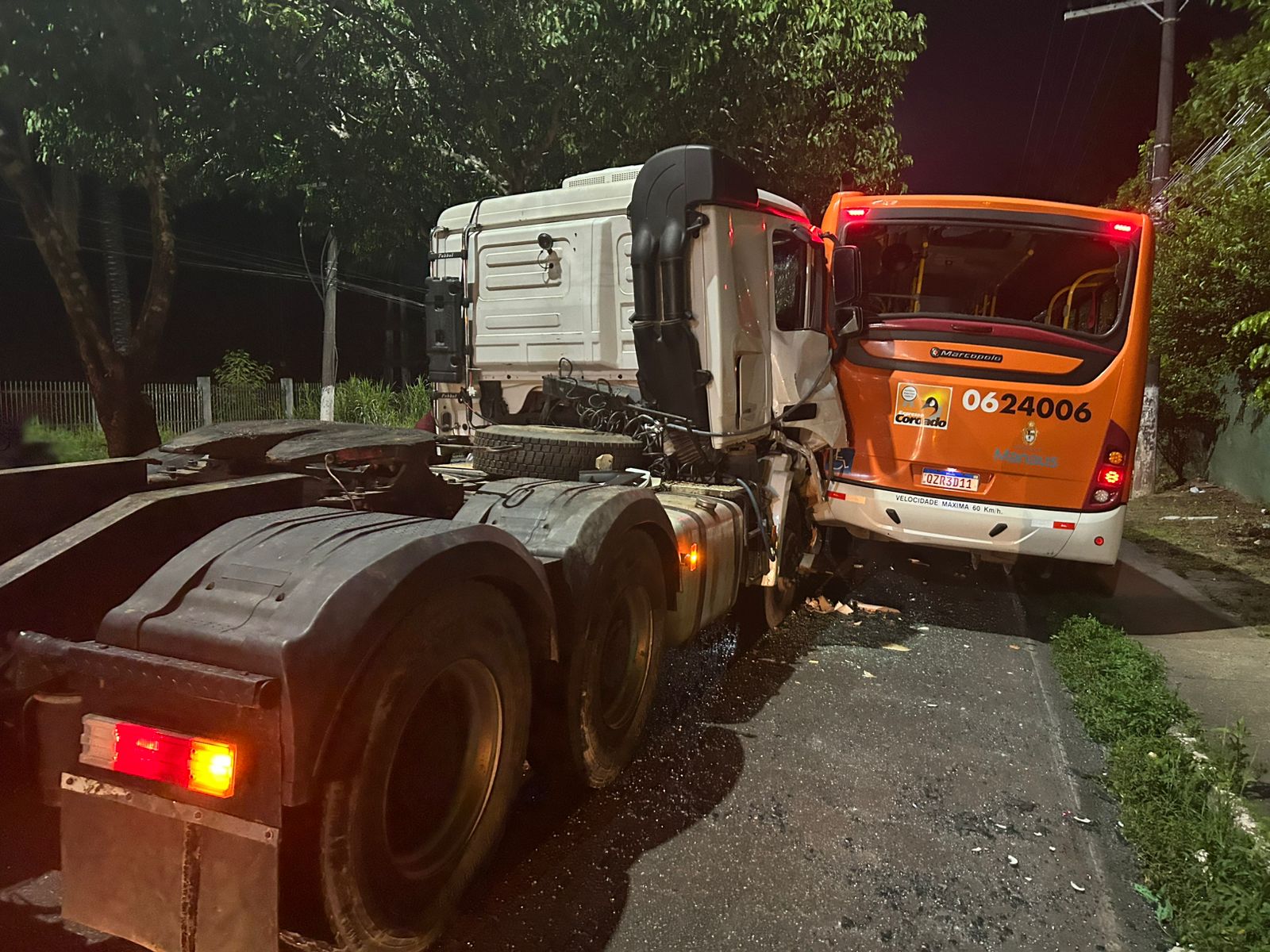 Reboque se rompe e 'cavalinho' atinge ônibus na Av. Rodrigo Otávio