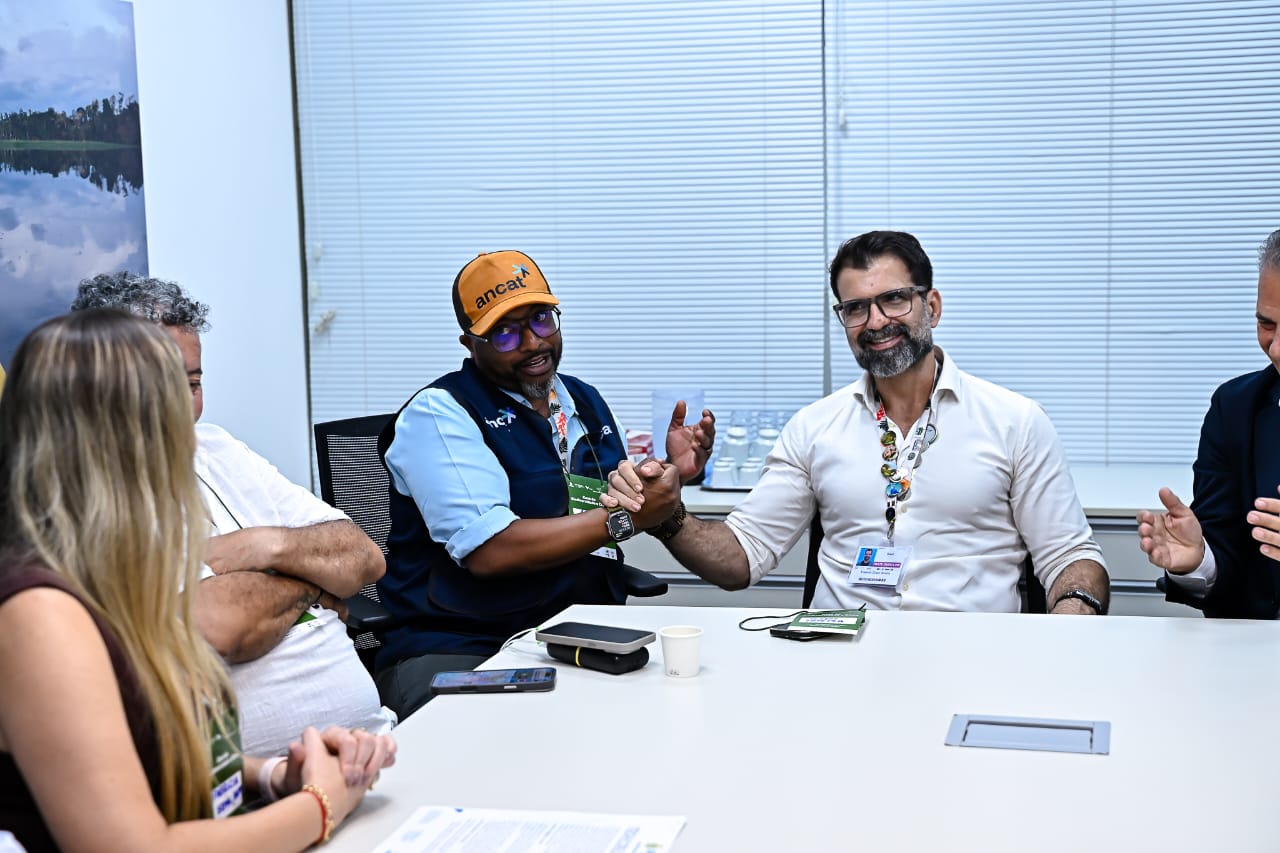 Governo do Amazonas e Ancat firmam parceria na COP 30 para fortalecer gestão de resíduos sólidos