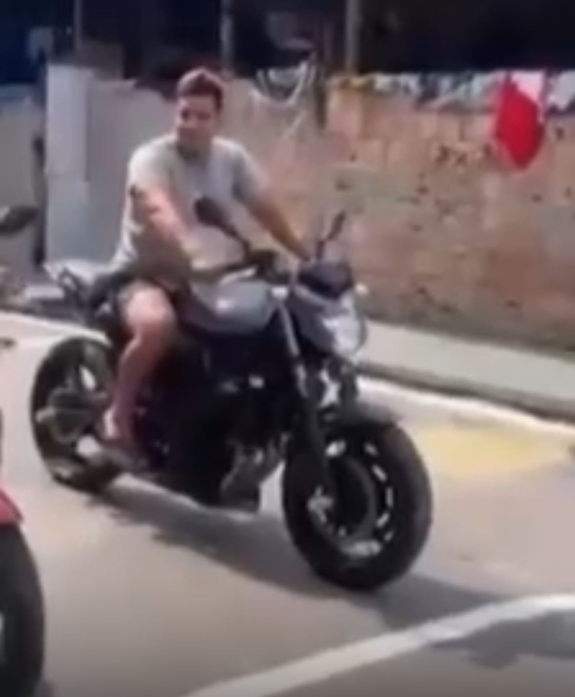 Personal Trainer morre após acelerar moto de cliente e colidir com muro em Manaus