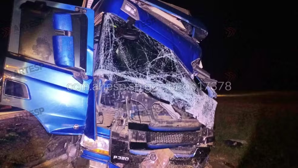 Acidente envolvendo ônibus da cantora Amanda Alves deixa 23 feridos 