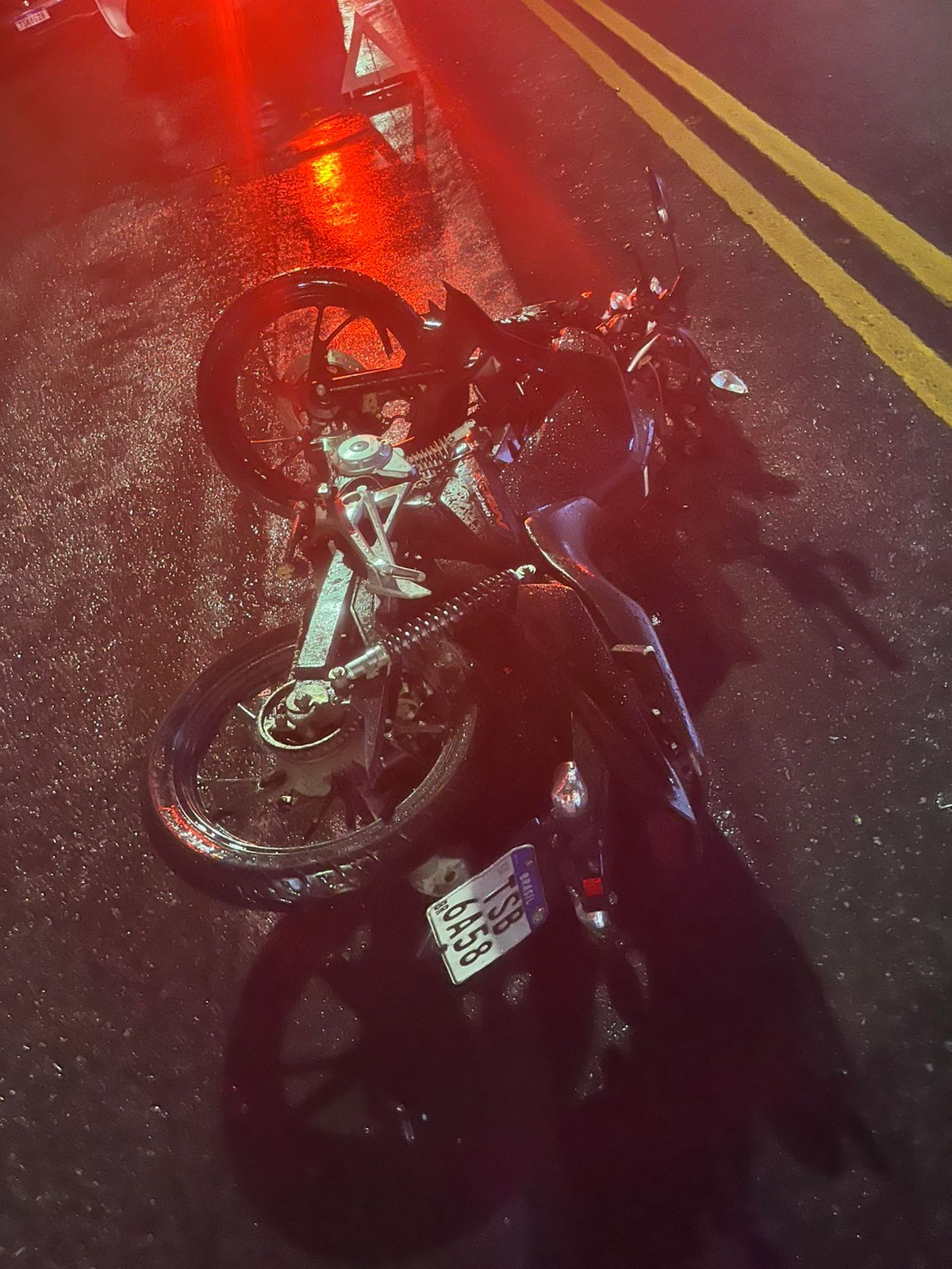 Sem capacete, motociclista atinge carro de frente e morre na Cidade Nova