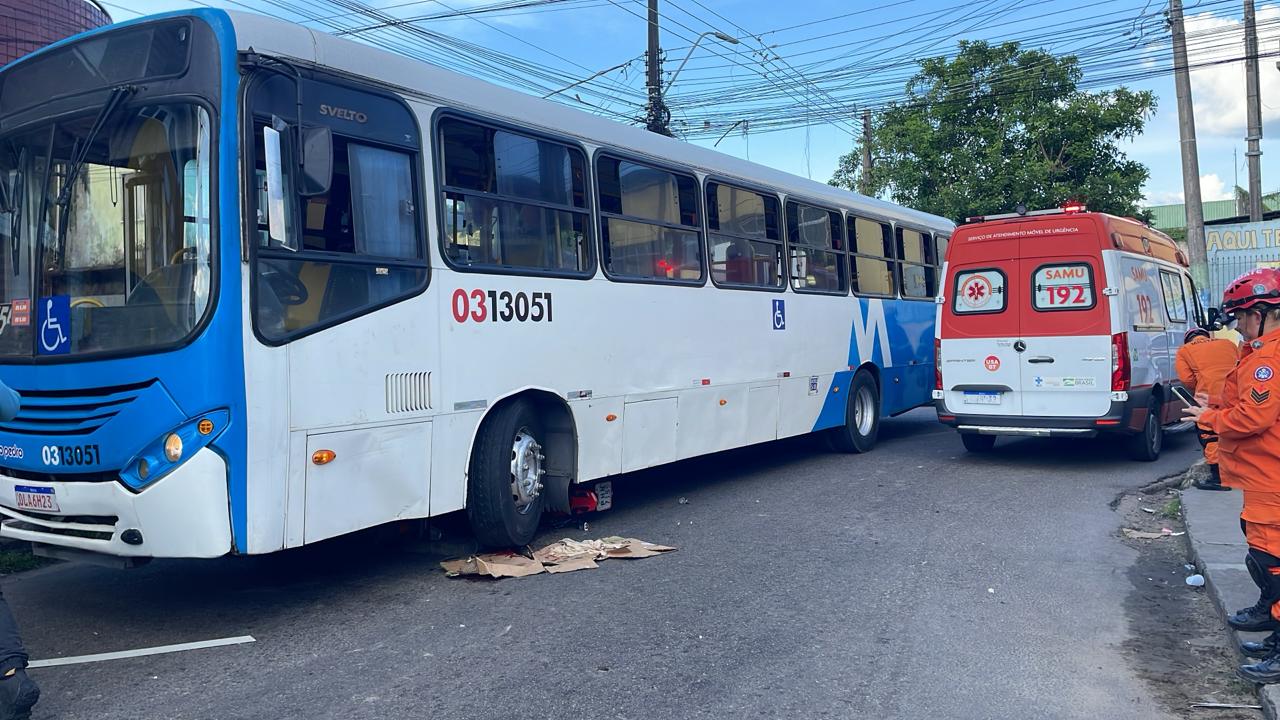 Motociclista tem pernas esmagadas após colisão com ônibus em Manaus; imagem forte