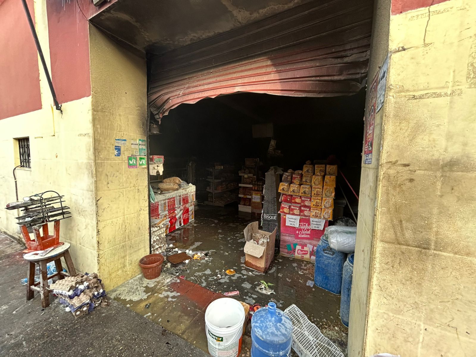 Incêndio destrói estabelecimento no Centro de Manaus; suspeita é de ato criminoso