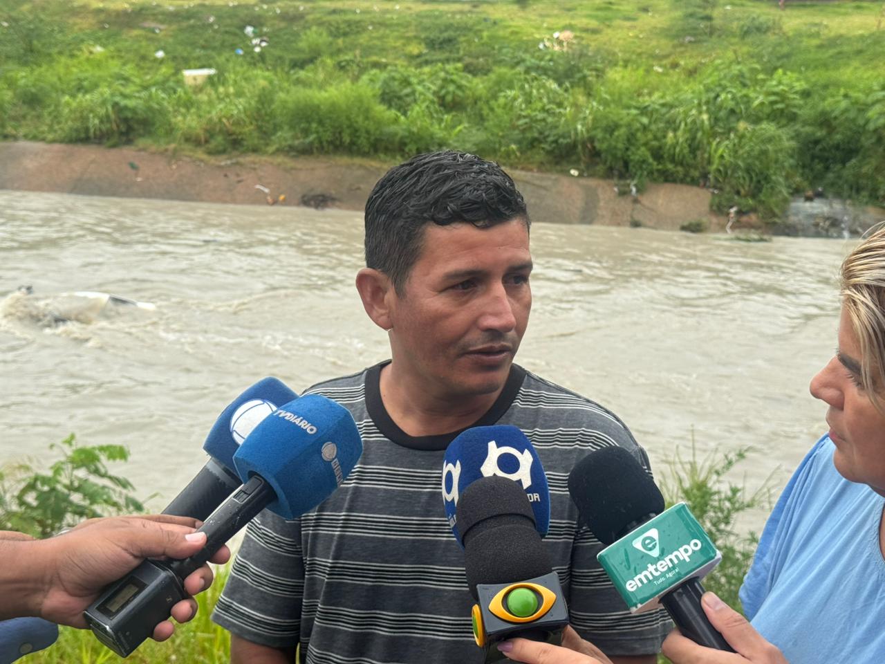 Homem que pulou em igarapé para ajudar vítimas de carro dá detalhes do resgate