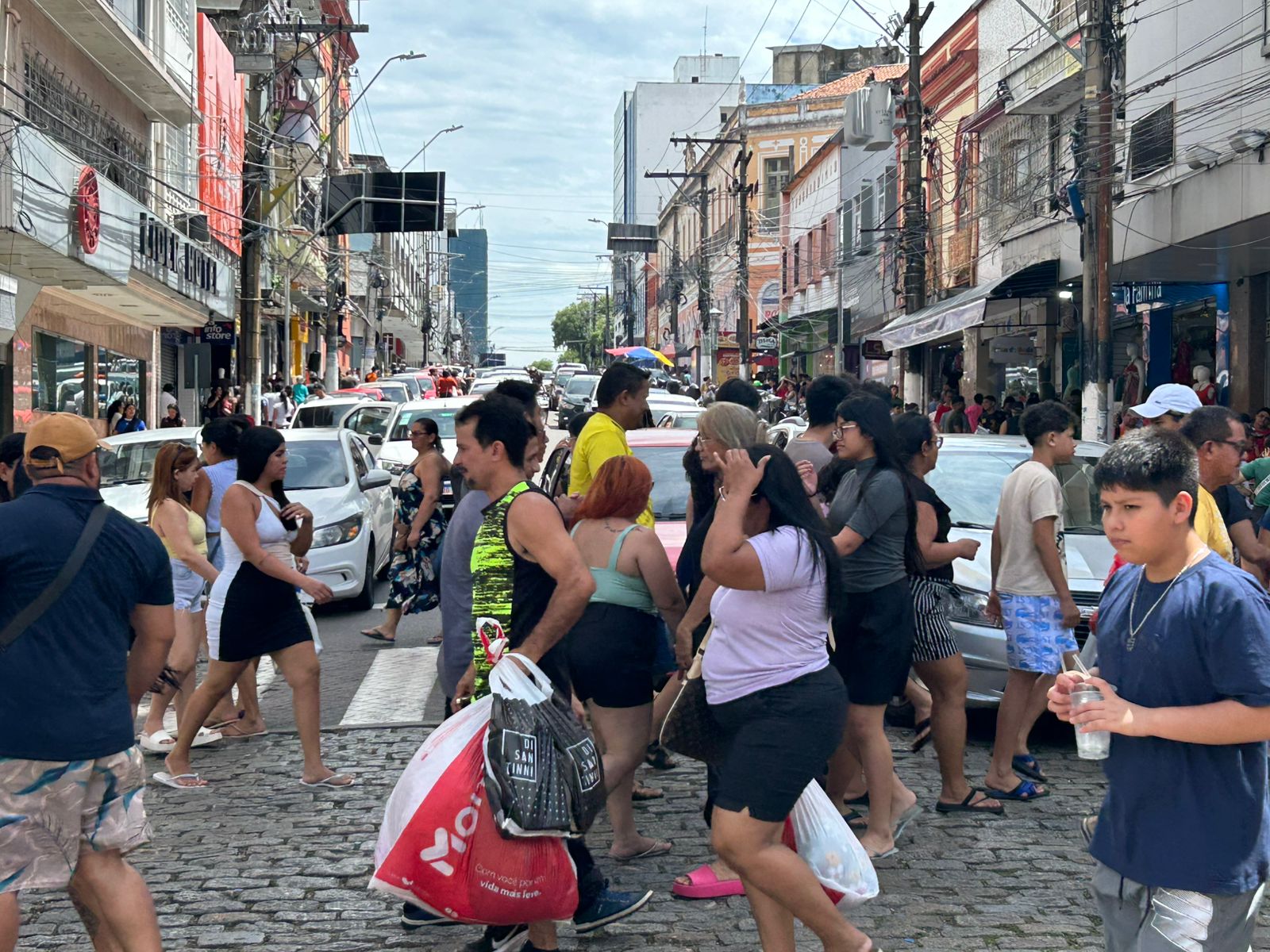 Corrida contra o tempo: último domingo antes do Natal lota o Centro de Manaus