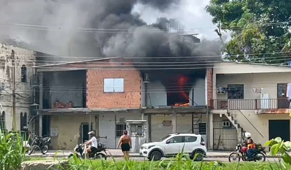 Incêndio em residência deixa moradores desesperados no bairro Raiz